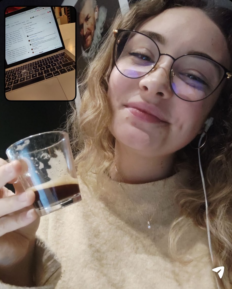 Marie Auguy, freelance contenu et growth marketing, un café à la main